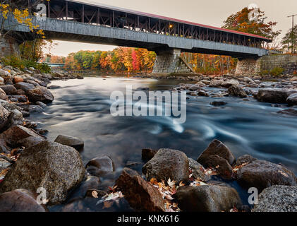 Fiume nel Maine e i colori autunnali Foto Stock