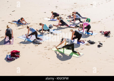 Delle donne che esercitano sulla spiaggia di Tynemouth, Tyne and Wear, Inghilterra, Regno Unito. Foto Stock
