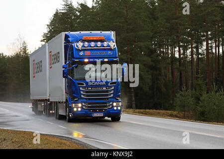 SALO, Finlandia - 8 dicembre 2017: Scania R620 Carrello di J-O Rönnlöf per DB Schenker cale merci lungo la strada bagnata all'inizio inverno nel sud della Finlandia. Foto Stock