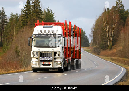 SALO, Finlandia - 8 dicembre 2017: Bianco Iveco Stralis 560 carrello registrazione di Puukuljetus Hans Funck offre un carico di legno di pino lungo l'autostrada a spri Foto Stock