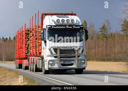 SALO, Finlandia - 28 Aprile 2017: Bianco personalizzato Iveco Stralis 560 carrello registrazione di Puukuljetus Hans Funck offre un carico di legno di pino lungo highwa Foto Stock