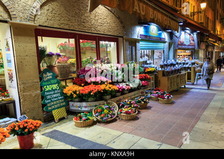 Negozio di fiori esterno nelle strette del centro storico della città vecchia di Nizza, Cote d'Azur, Costa Azzurra, Francia Foto Stock