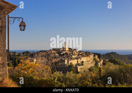 Vista panoramica sulla città medievale di St Paul de Vence, Alpes Maritimes, verso il mare della Costa Azzurra, Cote d'Azur, in Francia Foto Stock