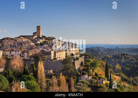 Vista panoramica sulla città medievale di St Paul de Vence, Alpes Maritimes, verso il mare della Costa Azzurra, Cote d'Azur, in Francia Foto Stock