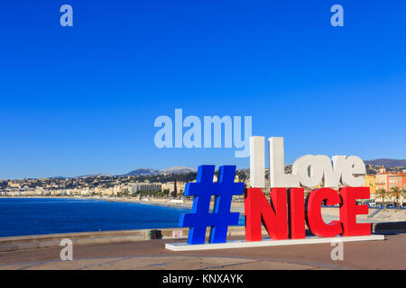 "Adoro Nizza' hashtag segno, che apparve per la prima volta nel centro di Nizza dopo gli attacchi terroristici e ora sorge sul lungomare affacciato sulla bella, lettino Foto Stock