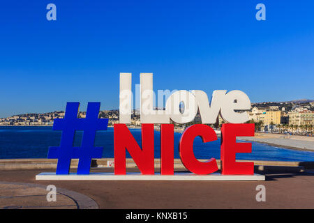 "Adoro Nizza' hashtag segno, che apparve per la prima volta nel centro di Nizza dopo gli attacchi terroristici e ora sorge sul lungomare affacciato sulla bella, lettino Foto Stock