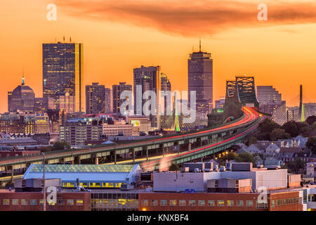 Boston, Massachusetts, USA lo skyline della citta' al tramonto. Foto Stock