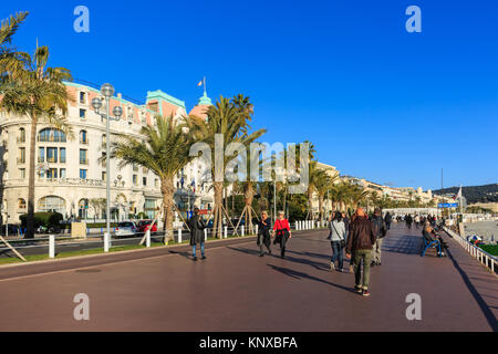 La gente camminare sotto il sole sul lungomare, Boulevard des Anglais Nizza Cote d'Azur, in Francia Foto Stock