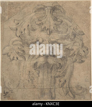 Una scultura grottesca fogliosa con fogliame stilizzato e facciali ornamentali, che rappresenta l'arte decorativa delle tradizioni storiche del design europeo. Foto Stock