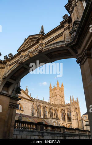 Abbazia di Bath, bagno, Regno Unito visto attraverso gli ornati arco su York Street. Foto Stock