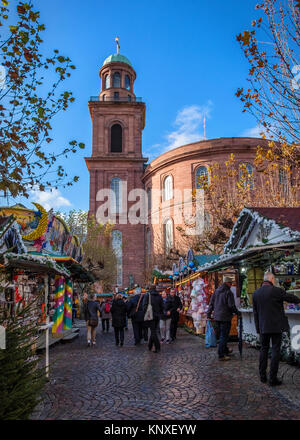 Germania, Frankfurt am Main,Tedesco tradizionale mercato di Natale di bancarelle con doni e cibi fuori Paulskirche, la chiesa di San Paolo sulla Paulsplatz Foto Stock