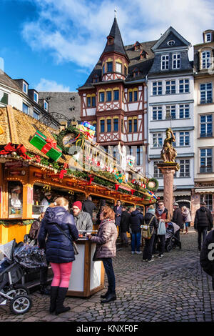 Francoforte, Germania. Tradizionale mercato tedesco si spegne sul Römerberg con metà storico-legno case a schiera, Foto Stock