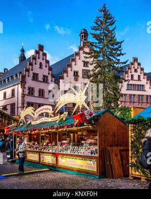 Germania Frankfurt Città Vecchia, Römerberg piazza Römer City Hall.edificio storico con tedesco tradizionale mercato di Natale e albero di Natale. Foto Stock