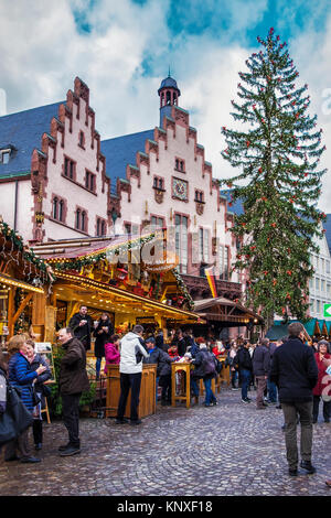 Germania Frankfurt Città Vecchia, Römerberg piazza Römer City Hall.edificio storico con tedesco tradizionale mercato di Natale e albero di Natale. Foto Stock