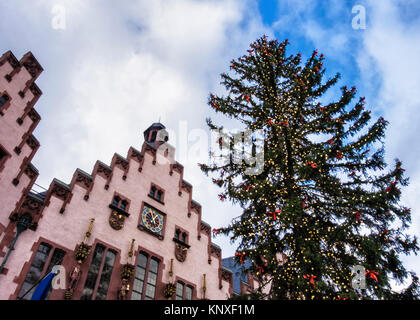 Germania Frankfurt Città Vecchia, Römerberg piazza Römer City Hall.edificio storico con il tradizionale albero di Natale. Il medievale Palazzo in stile con thr Foto Stock