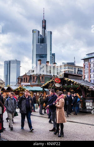 La germania,Francoforte,persone godono sul mercato tedesco si ferma nella parte anteriore del vecchio edificio Hauptwache con la nuova Torre della Commerzbank in background Foto Stock