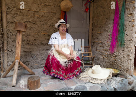Panama cappelli - Cuenca Ecuador - Una donna ecuadoriana dimostrando la tessitura tradizionale di un cappello di Panama, Homero Ortega cappelli, Cuenca, Ecuador Foto Stock
