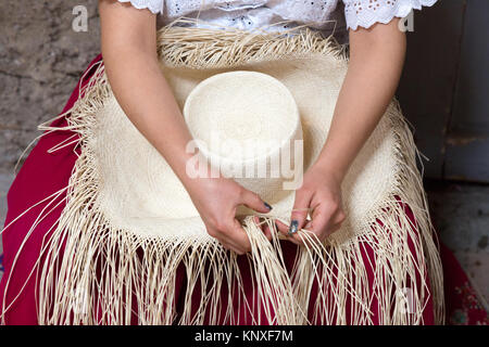Tessitura di un cappello di Panama nel modo tradizionale, close up; Homero Ortega factory & Museum, Cuenca, Ecuador America del Sud Foto Stock