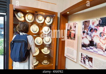 Panama cappelli - turista guardando a Panama cappelli, Homero Ortega Panama Hat Fabbrica e Museo, Cuenca, Ecuador, Sud America Foto Stock