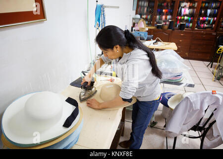Panama hat factory, Cuenca, Ecuador - operaio di fabbrica a stirare un cappello, Homero Ortega Fabbrica e Museo, Cuenca, Ecuador America del Sud Foto Stock