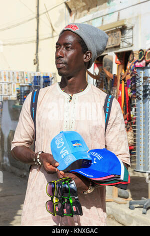 L uomo dal Senegal vendita cappelli da baseball goffrata con il Capo Verde logo e fake Ray Ban occhiali da sole presso la zona turistica di Santa Maria, Sal, Salina, Foto Stock