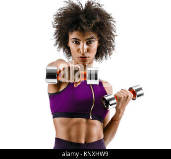 Ragazza sportiva facendo esercizi di inscatolamento, facendo colpo diretto con manubri. Foto della ragazza africana su sfondo bianco. Forza e motivazioni Foto Stock