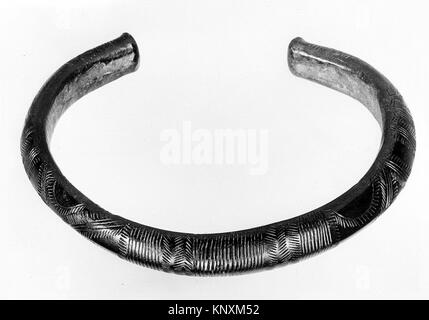 Il braccialetto MET 154943 è un braccialetto in lega di rame con cultura Hallstatt risalente al 1200-800 a.C., che illustra la lavorazione dei metalli dell'età del bronzo europea e le pratiche di ornamento personali. Foto Stock