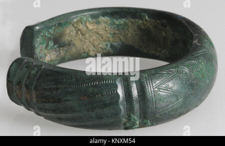 Il BRACCIALETTO MET sf53-48-1s4 è un braccialetto in lega di rame con cultura Hallstatt del 1200–800 a.C., che mostra la lavorazione dei metalli dell'età del bronzo europea e ornamenti personali. Foto Stock