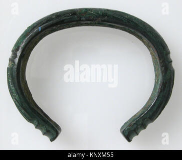 Il braccialetto MET sf53-48-1s6 è un braccialetto in lega di rame della cultura Hallstatt, 1200–800 a.C., proveniente dal bacino dei Carpazi, che mostra la lavorazione dei metalli e l'ornamento dell'età del bronzo europea. Foto Stock