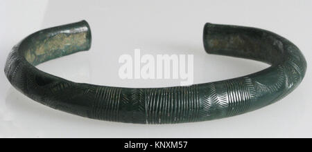 Braccialetto cultura Hallstatt catalogato IN MET sf53-48-2s1, realizzato in lega di rame, che mette in risalto l'artigianato della prima età del ferro nella regione del bacino dei Carpazi. Foto Stock