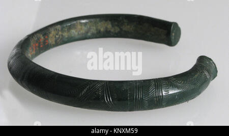 Braccialetto di coltura Hallstatt catalogato IN MET sf53-48-2s3, costruzione in lega di rame, che riflette le tecniche ornamentali della prima età del ferro nel bacino dei Carpazi. Foto Stock