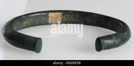 Un braccialetto di cultura Hallstatt catalogato MET sf53-48-2s4, realizzato in lega di rame, che dimostra l'artigianato e l'ornamento della prima età del ferro nel bacino dei Carpazi. Foto Stock