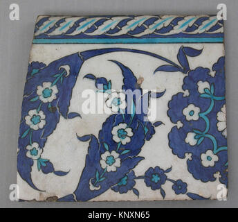 Un insieme catalogato di piastrelle di confine di Iznik (MET sf1997-307b) dalla Turchia del XVI secolo con disegni di foglie 'Saz' in pietra con policromo sotto smalto trasparente, esemplificando motivi ceramici ottomani. Foto Stock