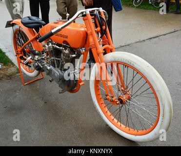 Un insolito Harley, telaio arancione e bianco pneumatici slick al Goodwood 2013. Nota la posizione del fronte candela. Foto Stock