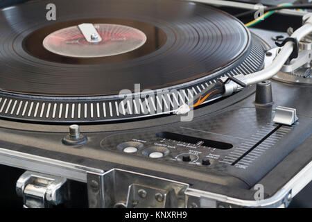Il dj utilizza dischi in vinile mix di musica elettronica e rap beat Suono. Foto Stock