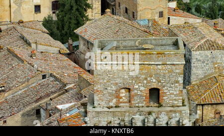 Vecchio stile e tetti di tegole del tetto in Italia Foto Stock