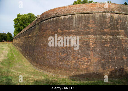 Integre mura rinascimentali della città di Lucca, Toscana, Italia. 31 agosto 2017 © Wojciech Strozyk / Alamy Stock Photo.Caption locale *** Foto Stock