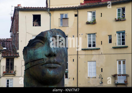 Scultura di Tindaro (Tyndareos) dal polacco-nato scultore Igor Mitoraj su Piazza dell'Anfiteatro seguendo la forma del vecchio anfiteatro romano in H Foto Stock