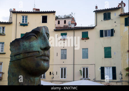 Scultura di Tindaro (Tyndareos) dal polacco-nato scultore Igor Mitoraj su Piazza dell'Anfiteatro seguendo la forma del vecchio anfiteatro romano in H Foto Stock