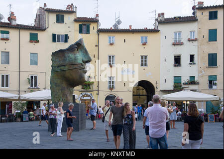 Scultura di Tindaro (Tyndareos) dal polacco-nato scultore Igor Mitoraj su Piazza dell'Anfiteatro seguendo la forma del vecchio anfiteatro romano in H Foto Stock