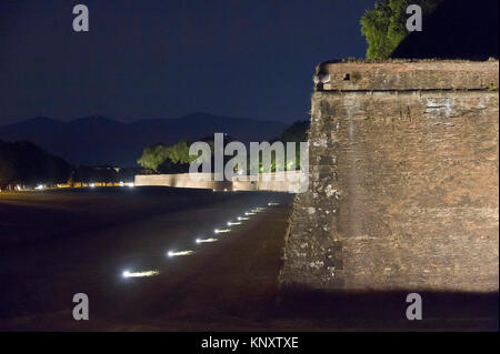 Integre mura rinascimentali della città di Lucca, Toscana, Italia. 31 agosto 2017 © Wojciech Strozyk / Alamy Stock Photo.Caption locale *** Foto Stock