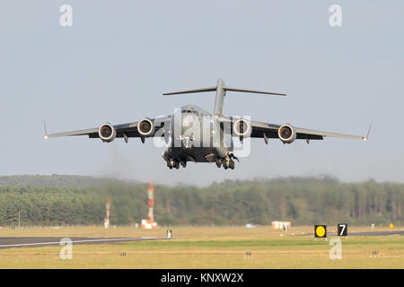 Sera d'estate partenza da RAF Mildenhall, Suffolk per questo USAF Charleston in base C-17A Globemaster III come teste torna a noi. Foto Stock