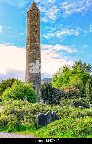 Torre rotonda a Glendalough, Co. Wicklow, Irlanda, circa 2007. Glendalough è uno dei primi cristiani insediamento monastico fondato da San Kevin nel 6° C Foto Stock