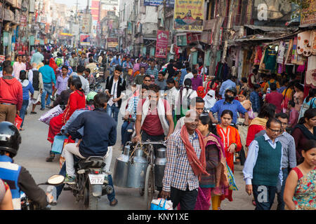 Il traffico e i pedoni in un affollato e congestionato Dasashwamedha Ghat Road di Varanasi, Uttar Pradesh, India Foto Stock