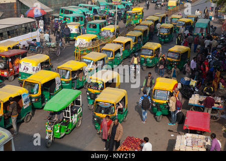 Una strada nella città di Lucknow congestionata con il traffico Foto Stock