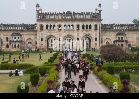 L'ingresso ad arco per la bara Imambara nella città di Lucknow, India Foto Stock