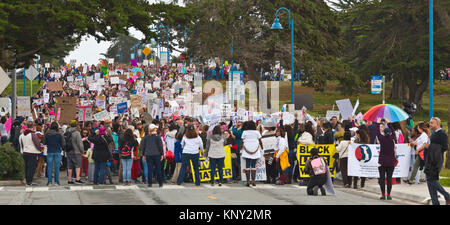 Le donne del marzo e dimostrazione sul Campus Universitario Monterey Bay il giorno dopo Donald Trump divenne presidente il 21 gennaio 2017 - Monterey, Foto Stock