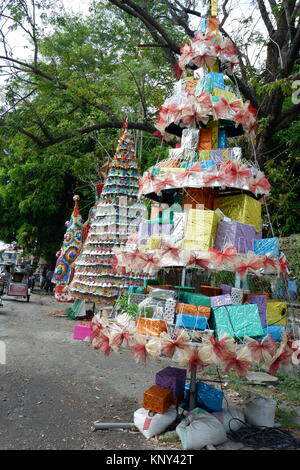 Incredibile e colorato di alberi di Natale realizzati con materiali riciclati Foto Stock