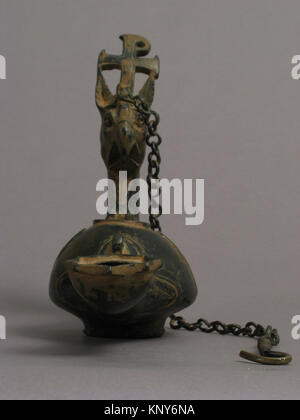 Lampada a sospensione bizantina con testa di griffin, lega di rame, conservata per lo studio, che riflette la lavorazione decorativa dei metalli del IV-vi secolo. Foto Stock