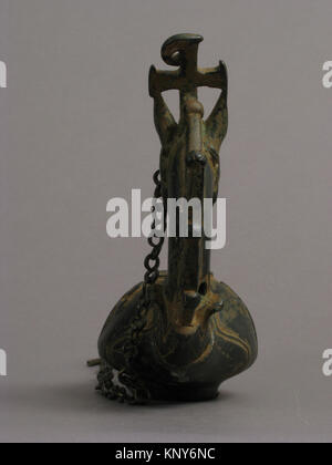 Lampada bizantina in lega di rame con testa di griffin, IV-vi secolo, che illustra l'artigianato nell'illuminazione decorativa dei metalli. Foto Stock